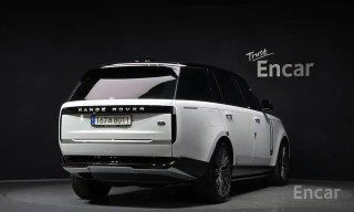 Задняя часть белого Range Rover на стенде, видны фонари и багажная дверь — фото автомобиля, который предлагают привезти из Южной Кореи.