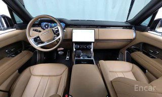 Салон Range Rover с бежевой кожаной обивкой, панорамной передней частью и рулём — интерьер в хорошем состоянии на фото объявления.