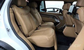 Задние сиденья Range Rover с бежевой кожаной обивкой и подголовниками, видна просторная задняя часть салона на фото объявления об импорте.