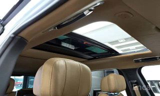 Панорамный люк в крыше салона Range Rover, снимок демонстрирует светлый интерьер и конструкцию крыши на фотографиях к объявлению об импорте.