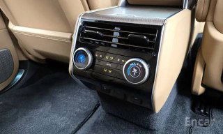 Панель климат-контроля и задние дефлекторы Range Rover — фото элементов управления климатом в задней части салона для пассажиров.