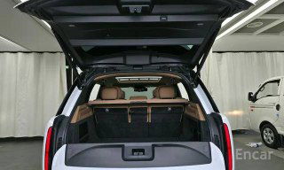 Открытый багажник белого Range Rover с видом на объём и отделку — снимок демонстрирует пространство для груза и состояние багажного отсека.