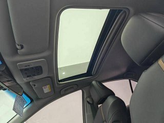 Панорамная крыша (люк) Toyota Camry 2020: внутренний вид с открытым люком, демонстрируется освещение салона и наличие опции панорамной крыши в комплектации.