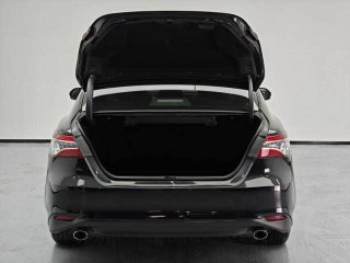 Открытый багажник Toyota Camry 2020 на белом фоне, фотография демонстрирует объём багажного отделения и состояние крышки багажника на объявлении.