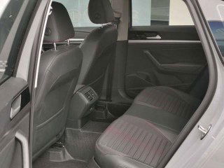 Фото задних сидений Volkswagen Lavida: пространство для ног, складываемая спинка и вентиляционные решётки для задних пассажиров в центральной консоли.