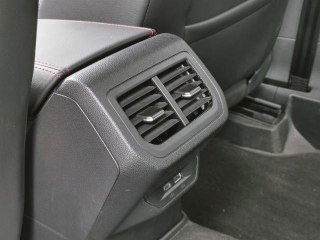 Крупный план задней вентиляционной решётки и USB-порта в центральной консоли для задних сидений Volkswagen Lavida; видна текстура пластика.