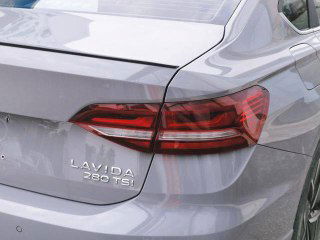 Крупный план задней части Volkswagen Lavida: фонарь, надпись LAVIDA и обозначение 280 TSI на крышке багажника; серый кузов и линии кузова видны.
