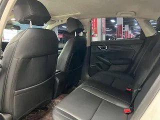 Задний ряд сидений Honda Civic 2022 — общий план заднего салона, состояние обивки и пространство для ног видимы на фото.