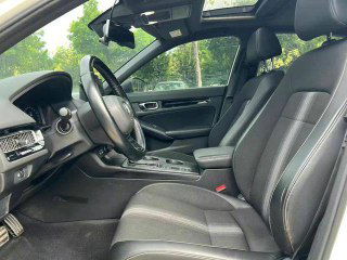 Передние сиденья и салон Honda Civic 2022 со стороны пассажира — видны материалы обивки и консоль между креслами.