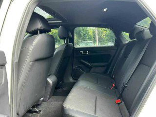 Задний ряд Honda Civic 2022 — общий вид салона через открытую дверь, показаны ремни безопасности и состояние обивки.