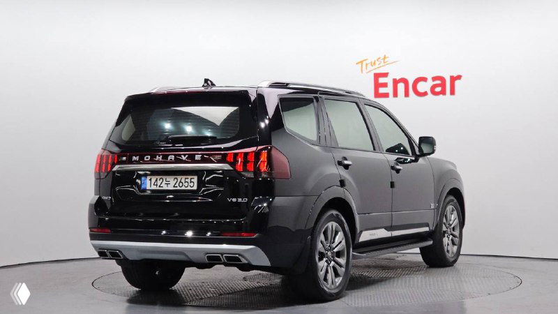 Задний ракурс KIA Mohave на белом фоне: вид на багажник, фонари и номер, снимок для карточки объявления об авто из Кореи.