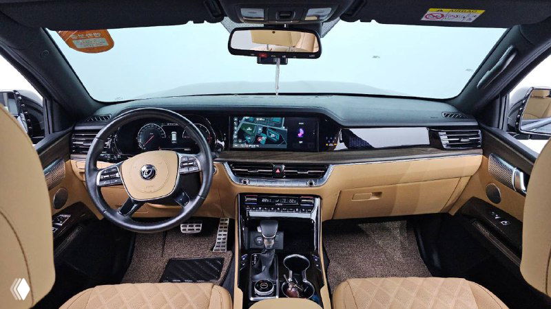 Интерьер KIA Mohave: вид на переднюю панель, руль и мультимедиа — бежевые кожаные сиденья и центральная консоль, фото салона для объявления.