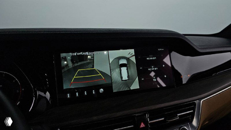 Экран мультимедиа и изображение с камеры заднего вида на дисплее KIA Mohave: демонстрация опций парковки и электроники в салоне.