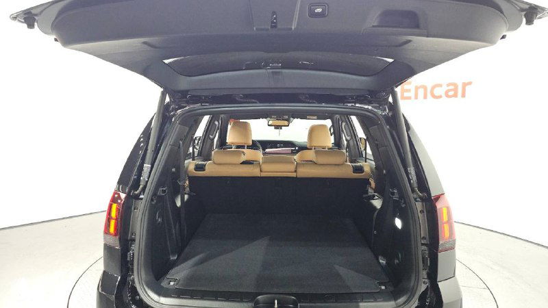 Открытый багажник KIA Mohave: объём грузового отсека и вид на третий ряд сидений сложенные, полезно для оценки практичности авто.