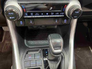 Центральная консоль Toyota RAV4 2021: селектор вариатора, кнопки режимов вождения и климат-контроль на крупном плане.