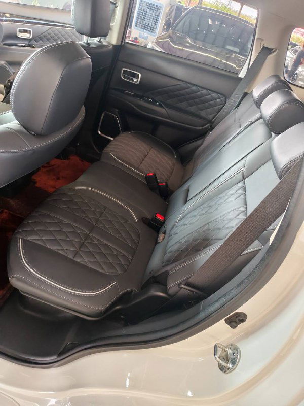 Задний ряд сидений Mitsubishi Outlander 2021: обзор пространства и состояния тканей, вид открытой задней двери для оценки места.