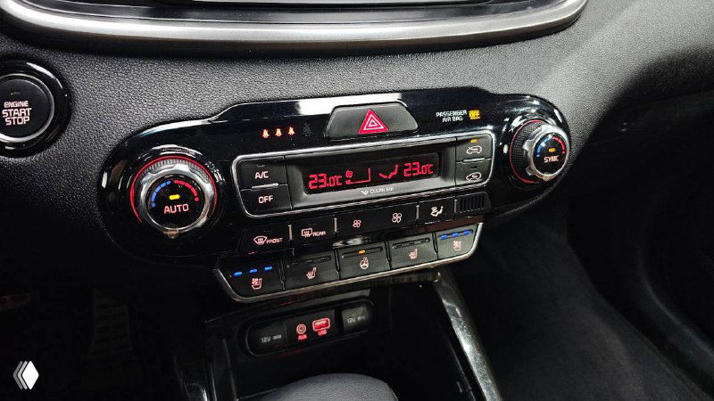 Крупный план климат-контроля и панели управления KIA Sorento 2018, видно кнопки и индикаторы работы кондиционирования и обогрева
