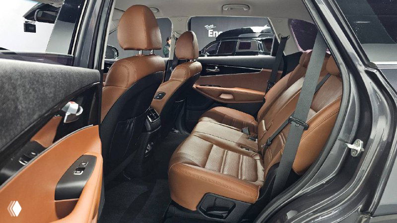 Вид заднего кресла и отделки салона KIA Sorento 2018, коричневая кожаная обивка, пространство для пассажиров и состояние сидений