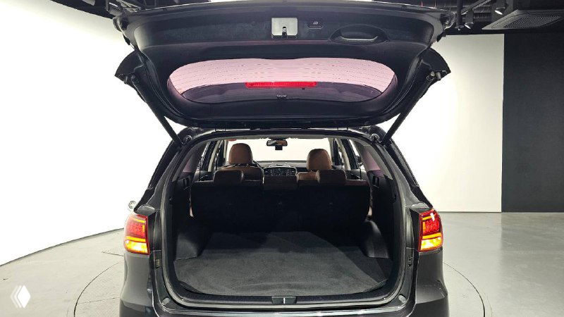 Открытый багажник KIA Sorento 2018, вид на грузовое отделение с поднятой крышкой, состояние порога и объём багажника для поездок