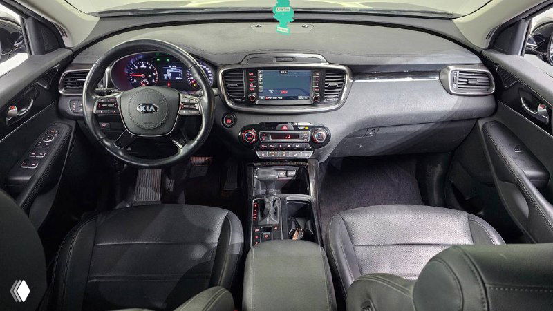 Передняя панель и торпедо KIA Sorento 2018, чёрная отделка салона, вид на руль, приборную панель и сиденья водителя в рабочем состоянии
