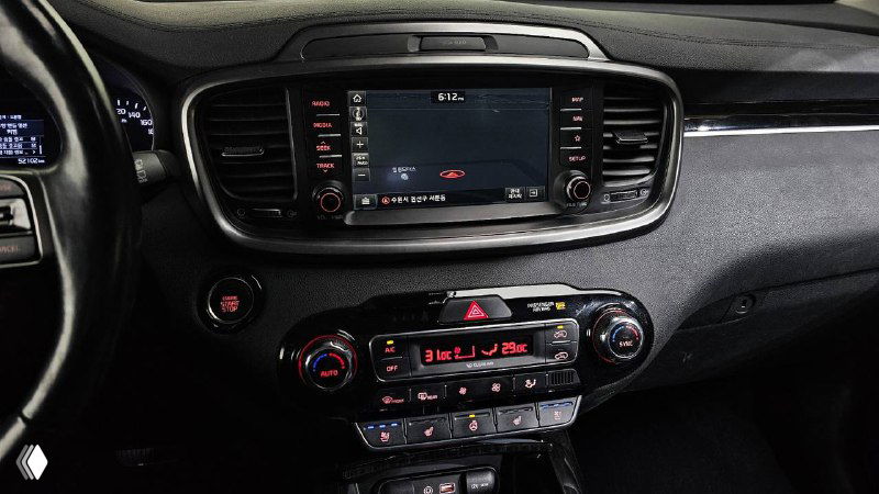 Центральная консоль второго KIA Sorento 2018 с мультимедиа и элементами управления климатом в ночной подсветке, видно интерфейс аудиосистемы