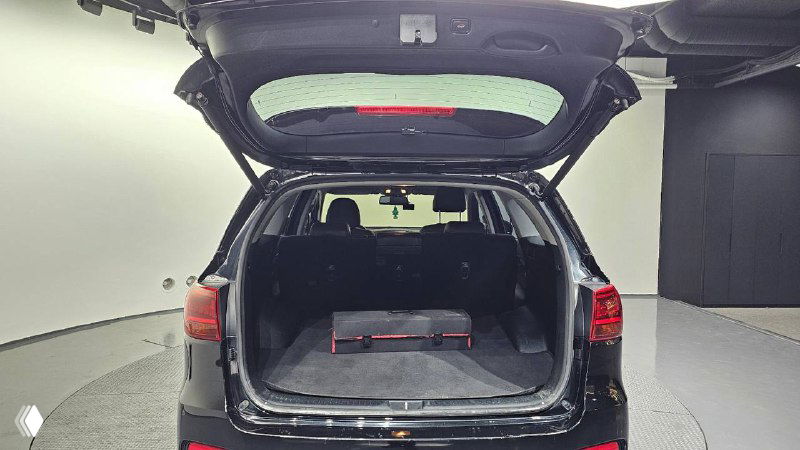 Открытый багажник второго KIA Sorento 2018, вид сверху в студии, пустое грузовое отделение и ровный пол багажника без повреждений