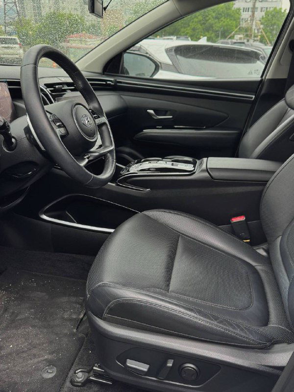 Вид на переднее пассажирское место и центральную консоль Hyundai Tucson — чёрная кожаная обивка, посадка, аккуратная строчка и общее состояние салона.