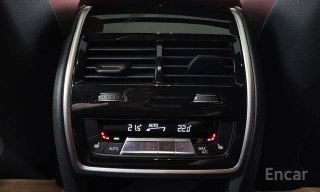 Панель заднего климат‑контроля BMW X6: элементы управления температурой и дисплей, вид на вентиляционные решётки и зоны для пассажиров второго ряда.