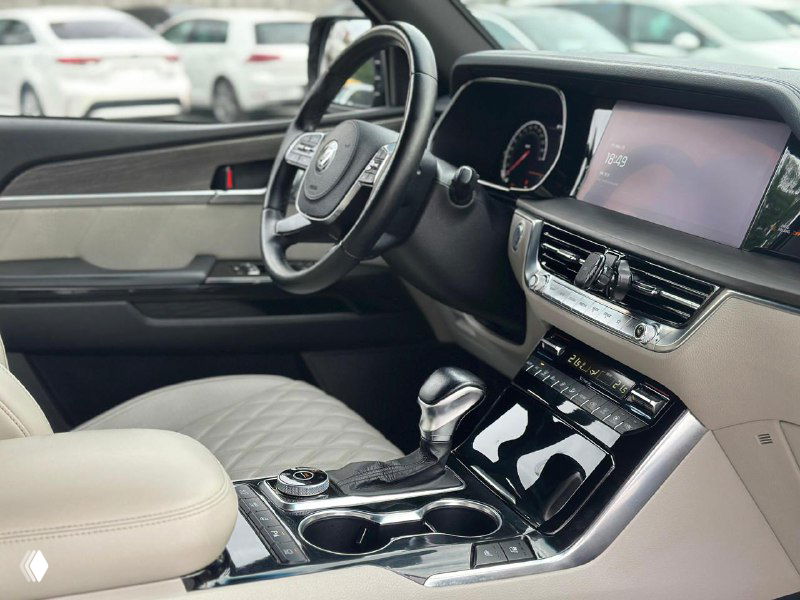 Интерьер Kia Mohave — панель приборов, мультимедиа экран и центральная консоль с селектором передач; состояние салона показано на фото объявления.