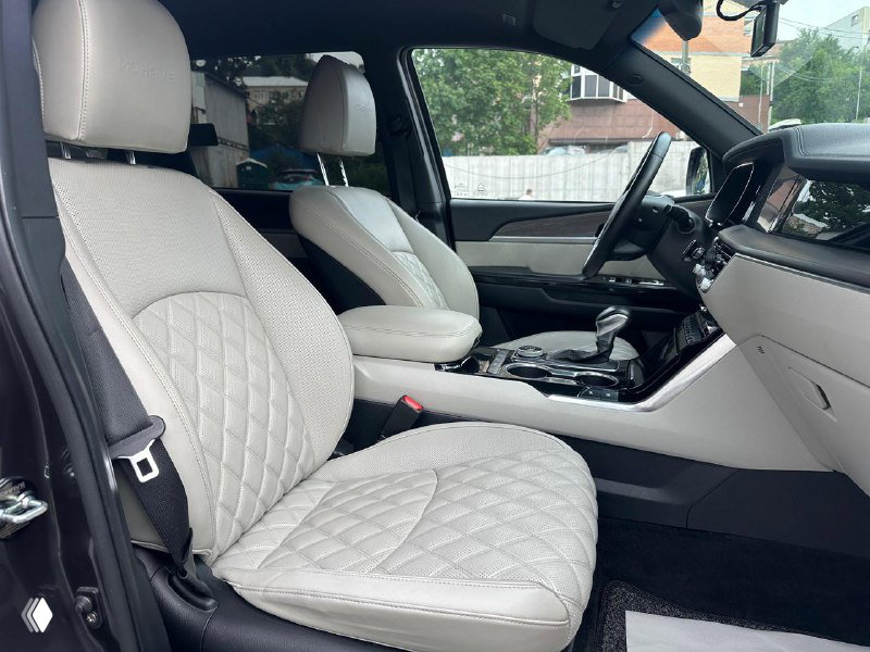 Сиденья Kia Mohave с белой ромбовой прострочкой — передний ряд, видна обивка и состояние кресел на фотографиях для объявления.