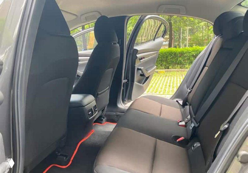 Задние сиденья Mazda 3, ракурс с открытой дверью; видно состояние обивки, пространство для пассажиров и элементы удержания детских кресел.