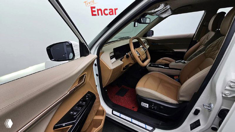 Передняя подпертная дверь SsangYong Actyon открыта — вид на водительское сиденье, вход в салон и элементы оформления двери в бежевых тонах.