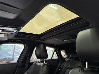 Люк в крыше Mazda CX‑4 в разрезе, вид изнутри салона — панорамный проём и обшивка потолка, демонстрация опции солнечного люка.