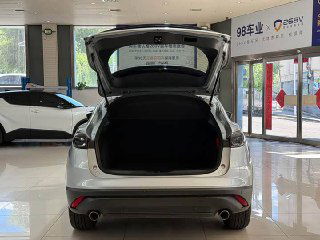 Открытый багажник Mazda CX‑4 — вид на грузовое отделение, уровень загрузки и форма багажного отсека при полностью поднятой крышке.