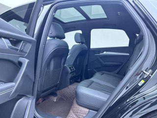 Задний ряд сидений Audi Q5L: чёрная кожаная обивка, пространство для ног и вентиляционные дефлекторы спереди‑сзади в хорошем состоянии.