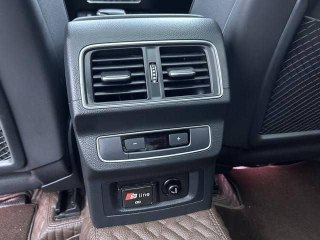 Задний тоннель и блок климат‑управления для пассажиров сзади в Audi Q5L, видны USB/12V разъёмы и кнопки подогрева сидений.