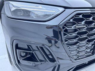Передняя часть Audi Q5L Sportback: фара, крупная решётка радиатора в стиле Singleframe с фирменным логотипом и элементы переднего бампера.