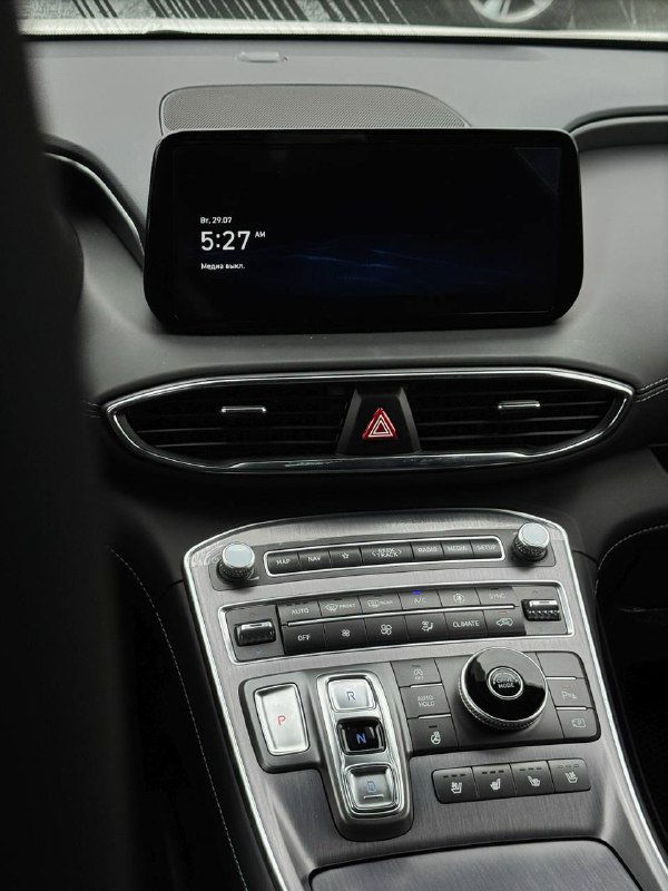 Центральный дисплей мультимедиа и вентиляционные решётки Hyundai Santa Fe 2022 — крупный план панели приборов и центральной консоли с экраном на торпедо.