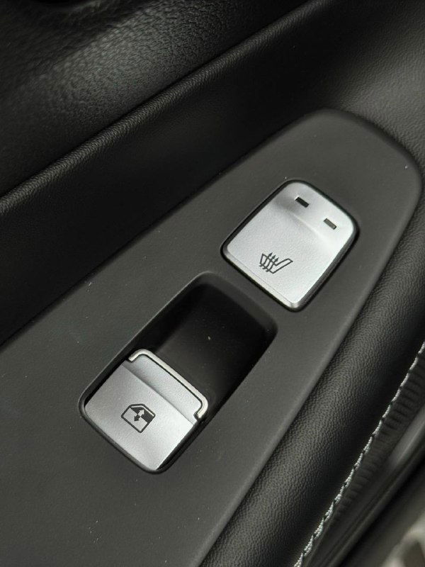Кнопки управления стеклоподъёмниками и подогревом на двери Hyundai Santa Fe 2022 — крупный план блока управления на двери водителя, демонстрация удобства и опций.