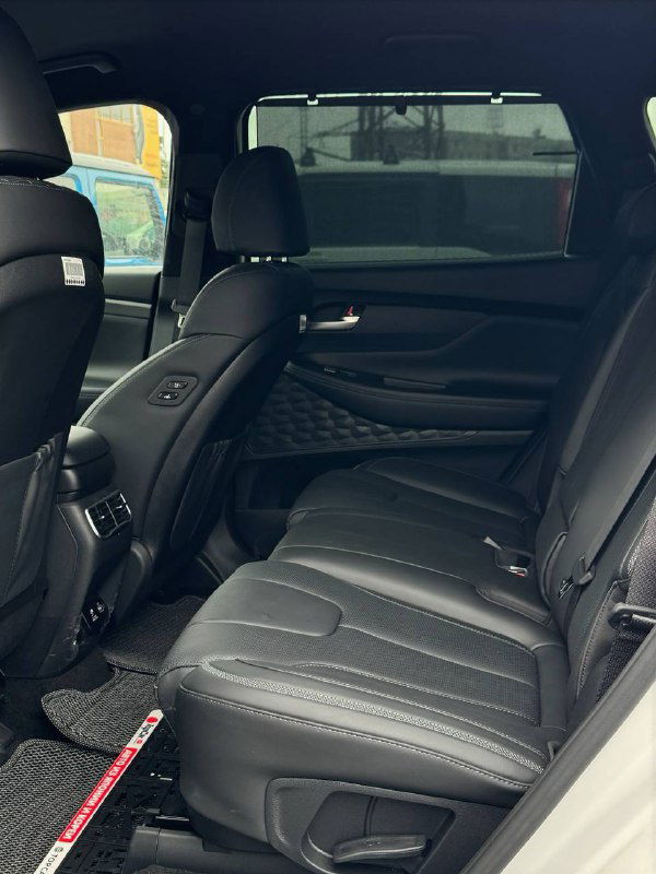 Задний ряд сидений Hyundai Santa Fe 2022 — показаны простор и кожаная обивка, вид на сиденья и пространство для пассажиров на втором ряду автомобиля.