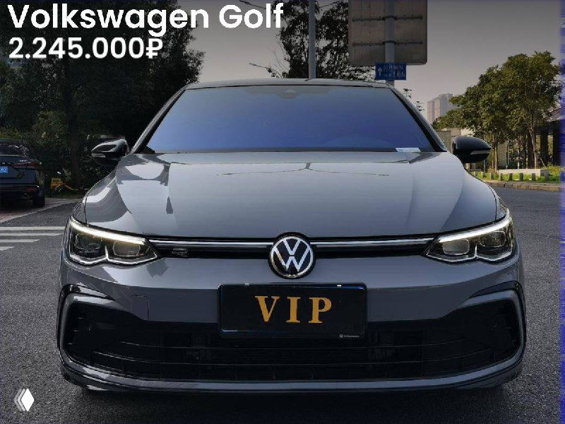 Серый Volkswagen Golf, вид спереди; городской фон, подчёркнут VIP-номером и цена 2.245.000₽, фотография для объявления о продаже.