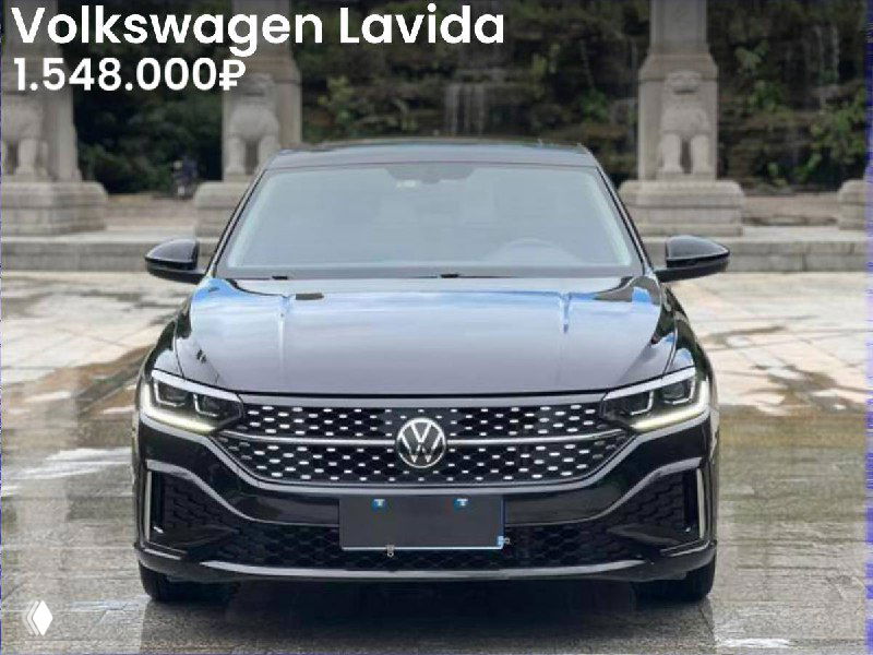 Чёрный/тёмный Volkswagen Lavida, крупный план передка автомобиля на выставочной площадке; указана цена 1.548.000₽ для продажи из Китая.