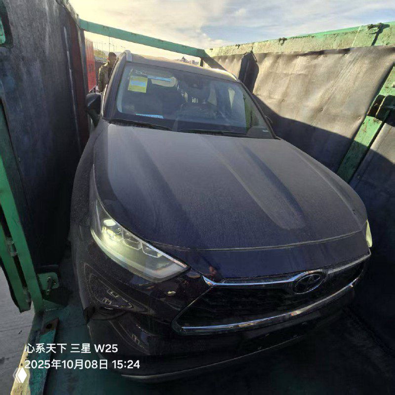 Вид спереди второго Toyota Highlander в кузове контейнера, видна кабина и наклейки на лобовом стекле; авто подготовлено к транспортировке из Китая.