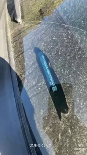 Фото бокового фрагмента лобового стекла и зеркала с транспортными отметками, следами пыли после погрузки и элементами упаковки при отправке из Китая.