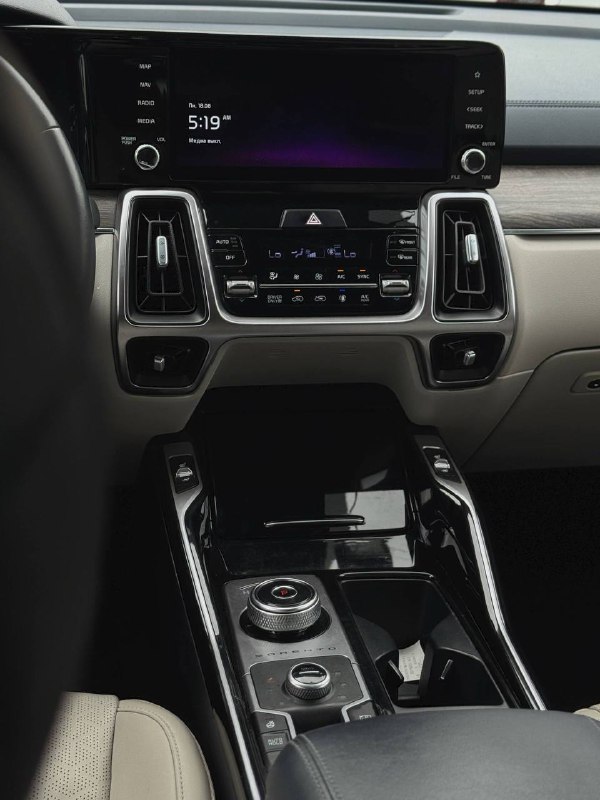 Передняя панель и мультимедиа KIA Sorento — сенсорный экран, блок климат-контроля и декоративные вставки в интерьере.