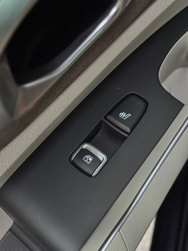 Кнопки стеклоподъёмника и управления блокировкой дверей на внутренней панели двери KIA Sorento — крупный план элементов управления.