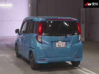 Toyota Roomy 2022 — задний вид автомобиля в гараже аукциона: видны фонари, багажник и номер аукционного лота на машине.