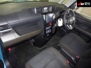 Панель приборов и центральная консоль Toyota Roomy 2022 с мультимедиа-экраном и блоком управления климатом в салоне автомобиля.