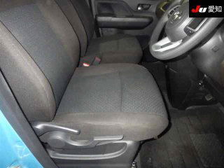 Передние сиденья Toyota Roomy 2022 с тканевой обивкой, показаны состояние сидений, ручки регулировки и пол у ног пассажира и водителя.