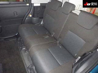 Задние сиденья Toyota Roomy 2022: трёхместный диван, видна обивка, подлокотники и общий объём пассажирского салона сзади.